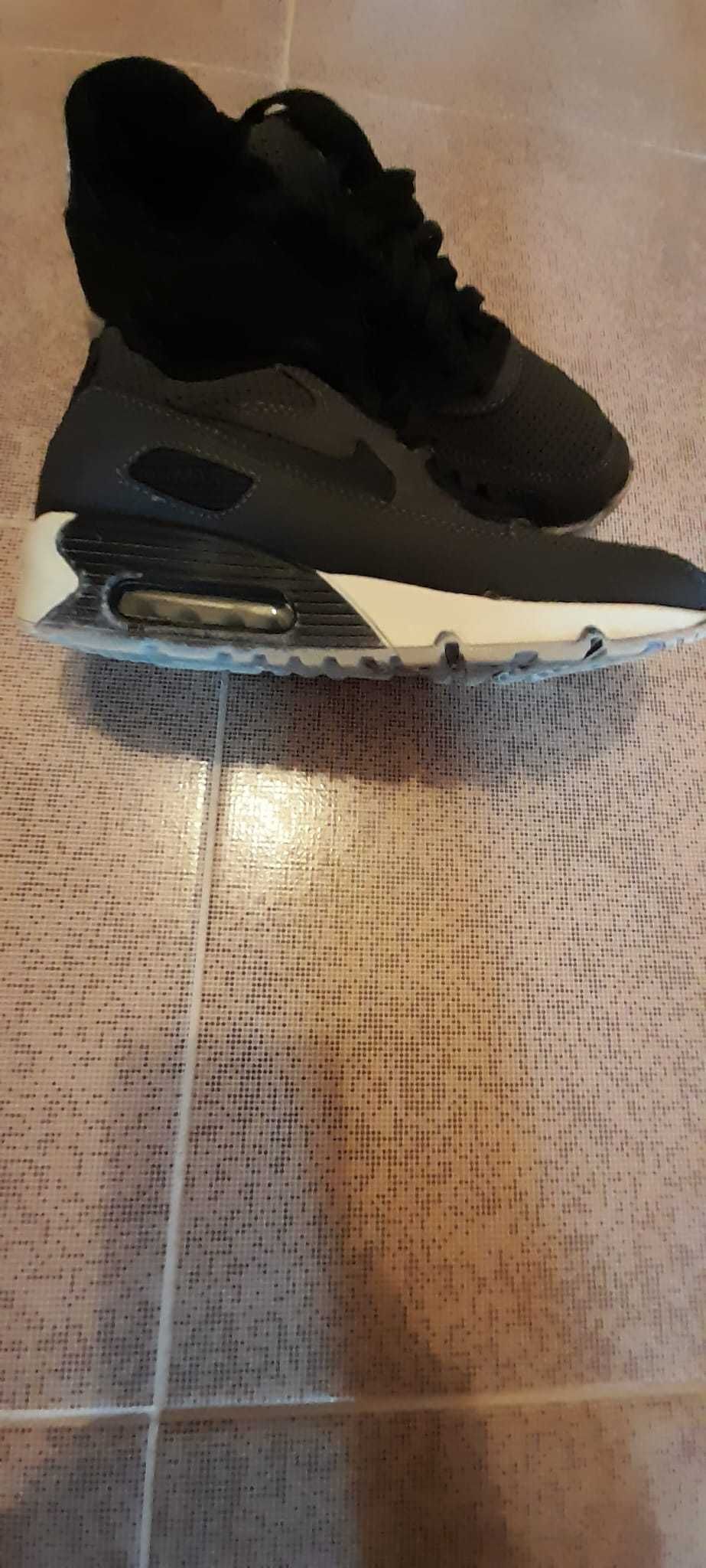 Продавам маратонки сиви марка "NIKE"Air