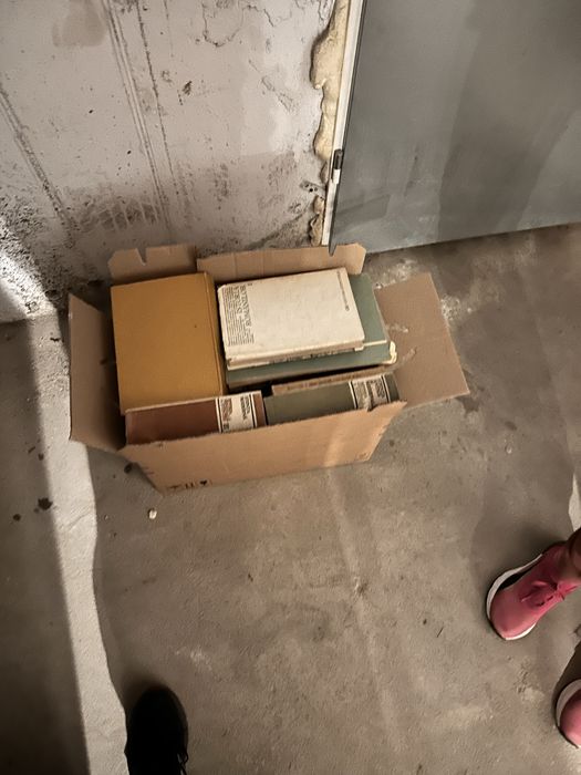 Donez 4 cutii cu carti