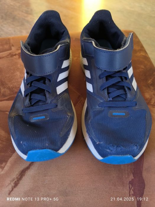 Адидас с забележки само отпред