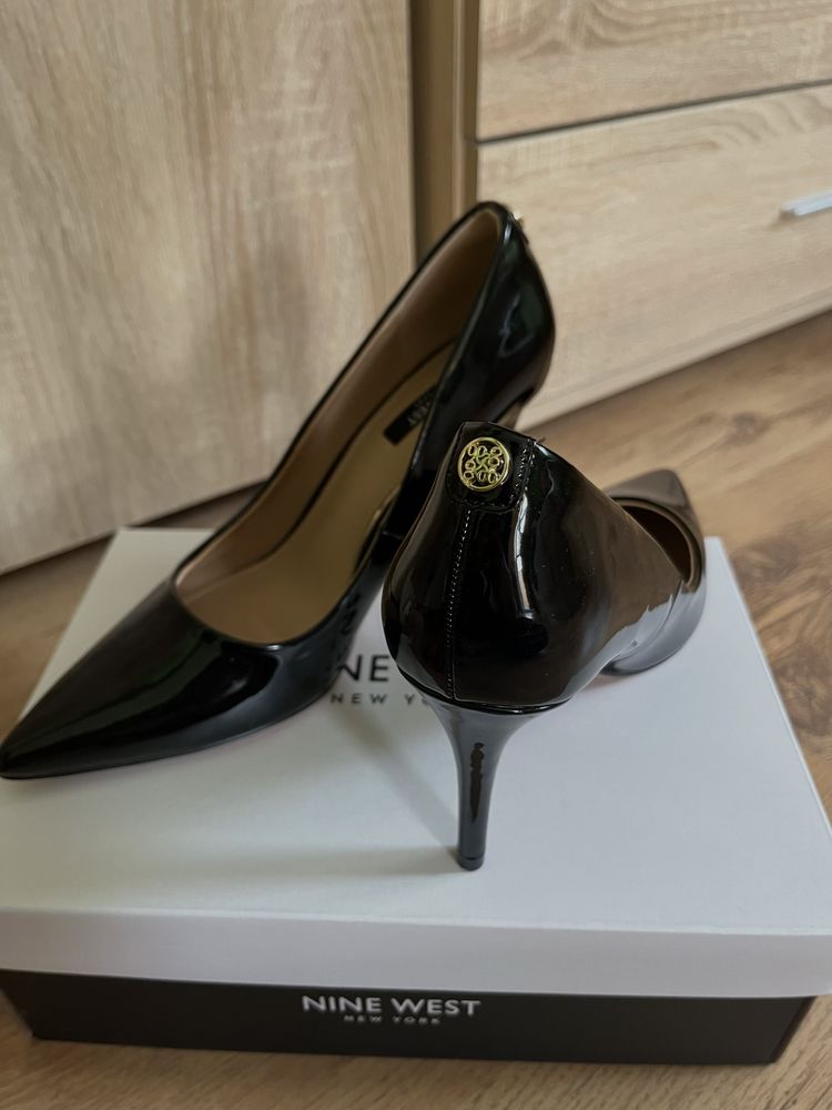Чисто нови дамски обувки Nine West – черен лак, 9.5 см ток
