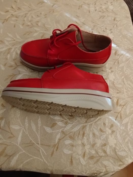 Червени дамски обувки от естествена кожа