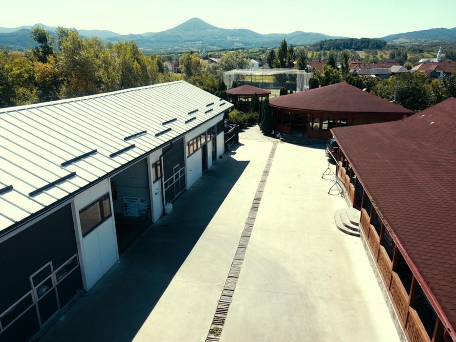 Teren de vânzare cu hale, teren de fotbal și clădire de restaurant