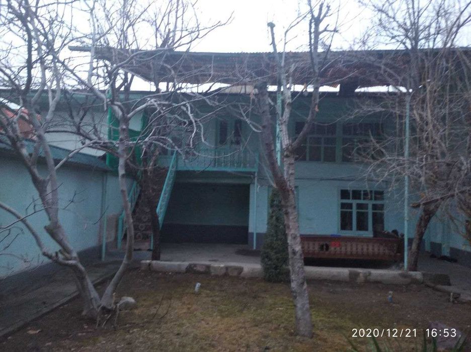 Шахар центрда  ер хисобида ховли сув буйида