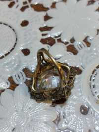 Дамски пръстен,злато,сребро и малки диаманти около големия камък
