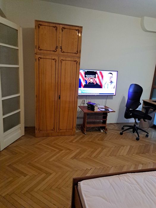 Închiriez, pe termen lung apartament cu 2 camere în zonă ultracentrală