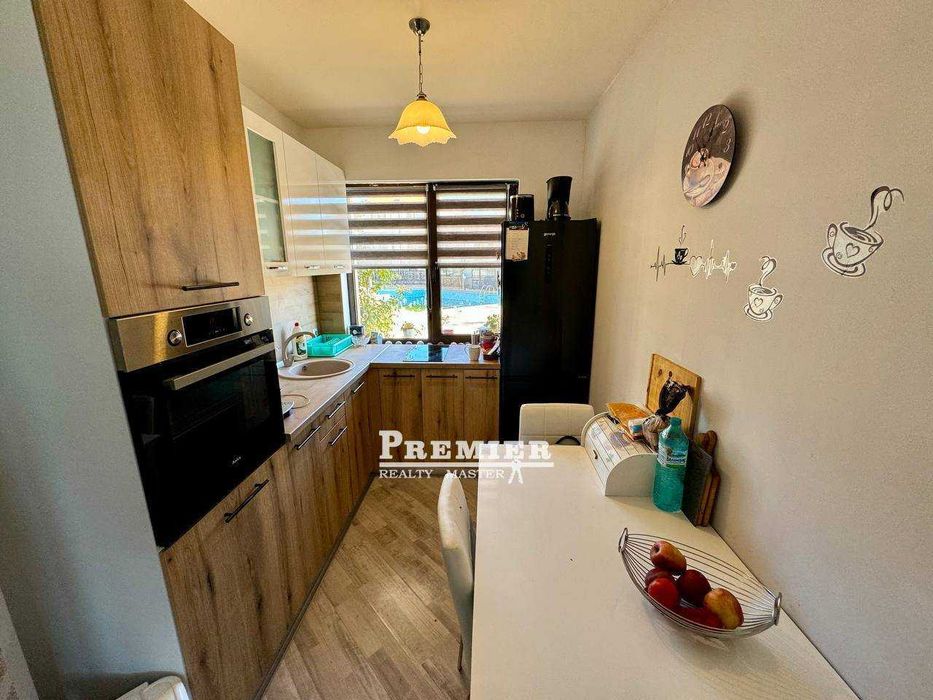 Предлагаме  за продажба масивна двуетажна къща