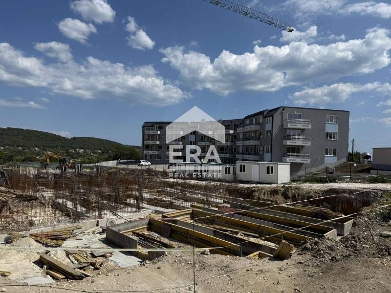 Тристаен апартамент за продажба, в новострояща се сграда, кв. Виница,