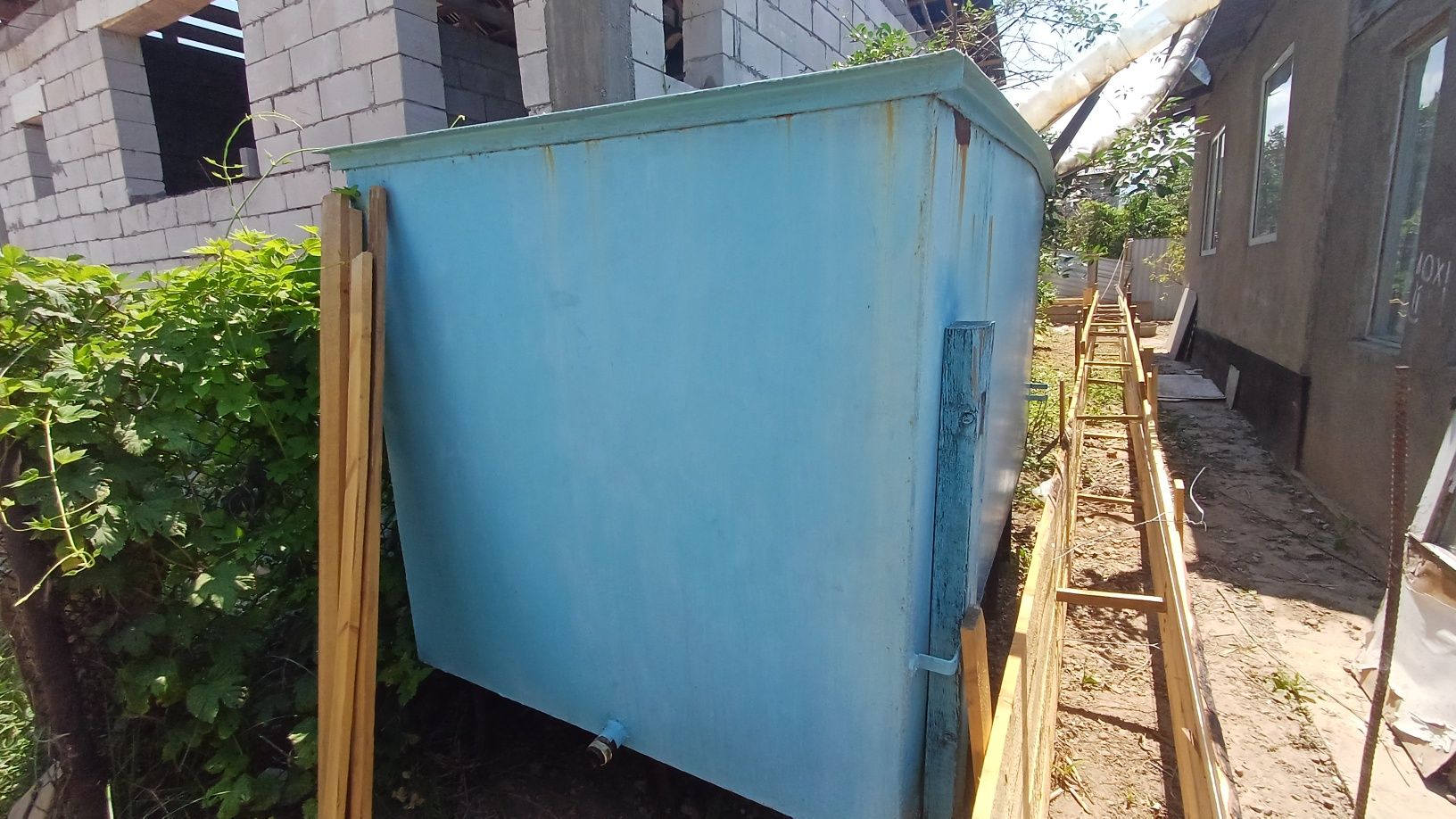 Продам бак, объём примерно 3 м³