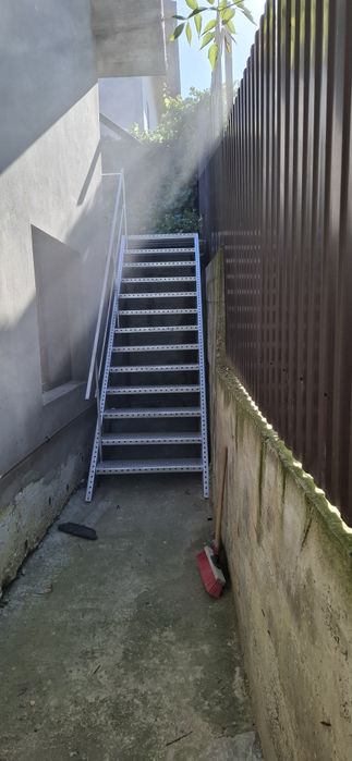 Vând scări zincate