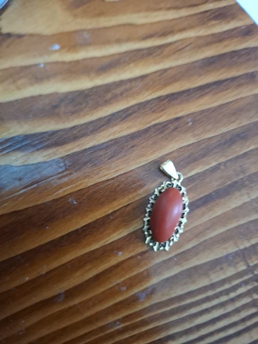 Medalion/ pandantiv aur 18 k, coral natural