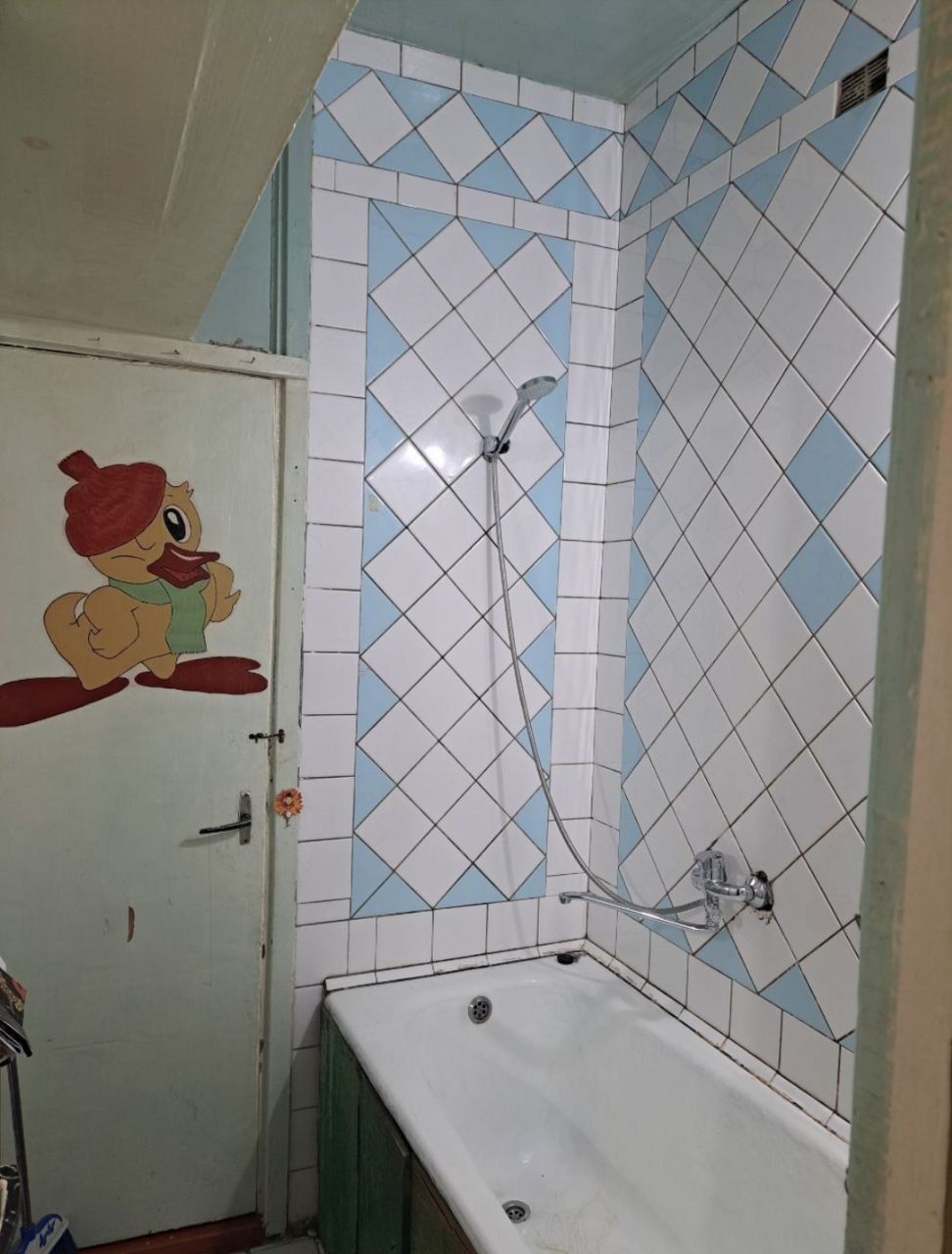 Продаётся на М.Горького Художников 2ком