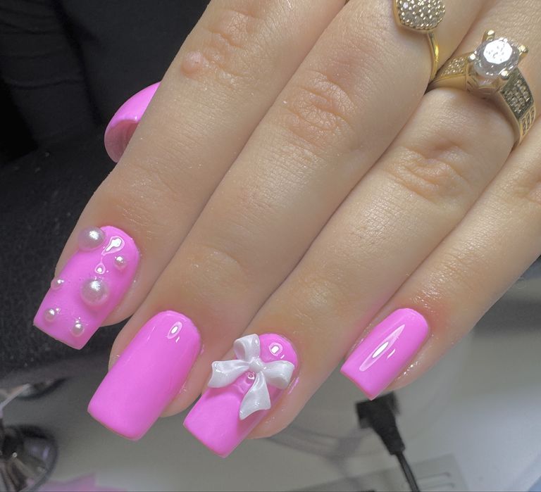 Stilist protezist . Aplic unghii cu gel