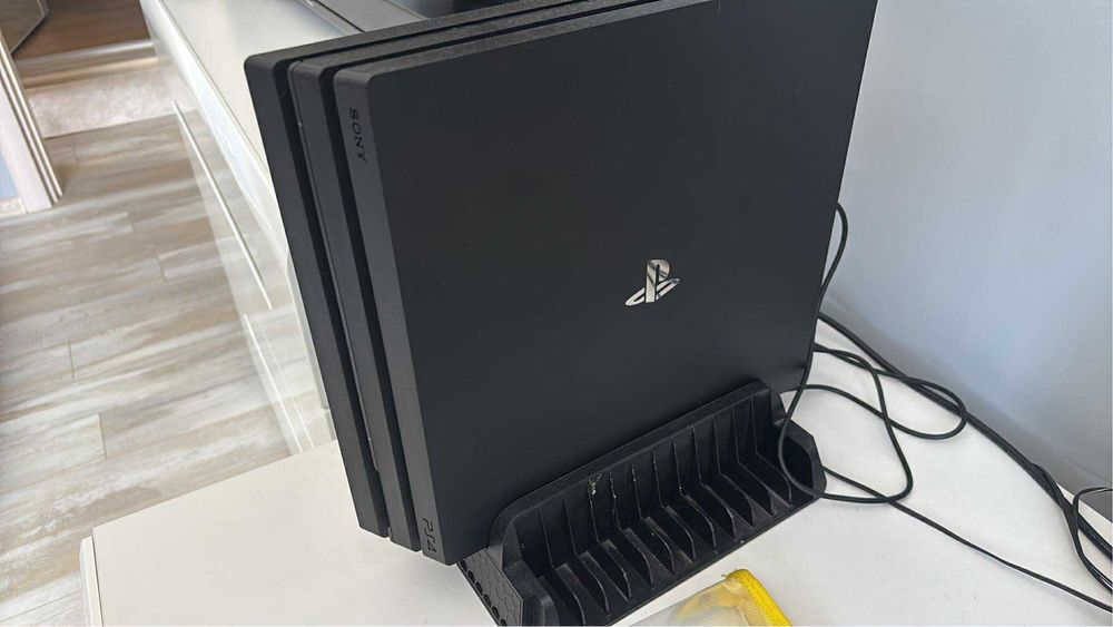 PlayStation 4 pro 1tb 2 джойстика зарядна станция