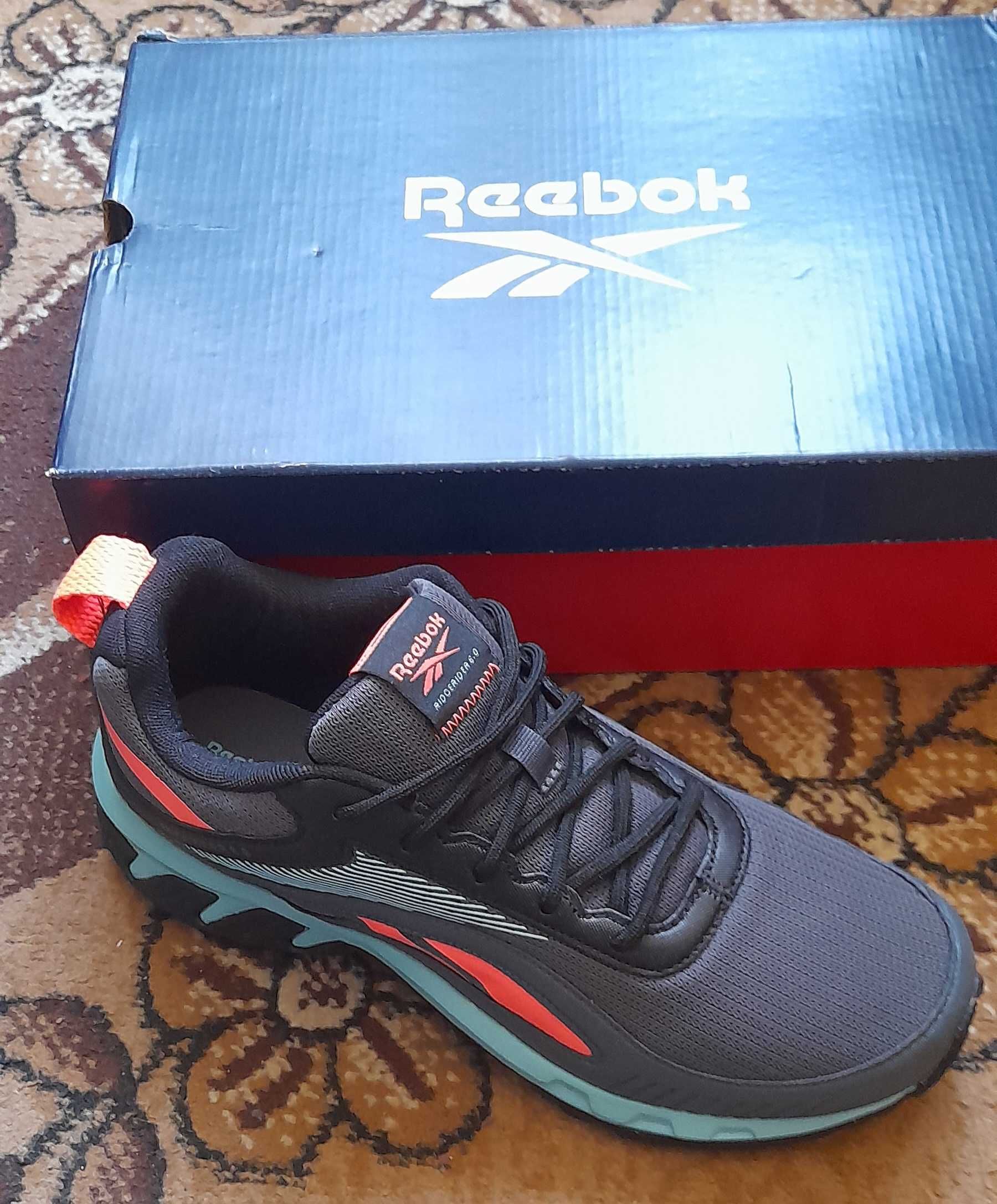 Продавам нови мъжки маратонки Reebok