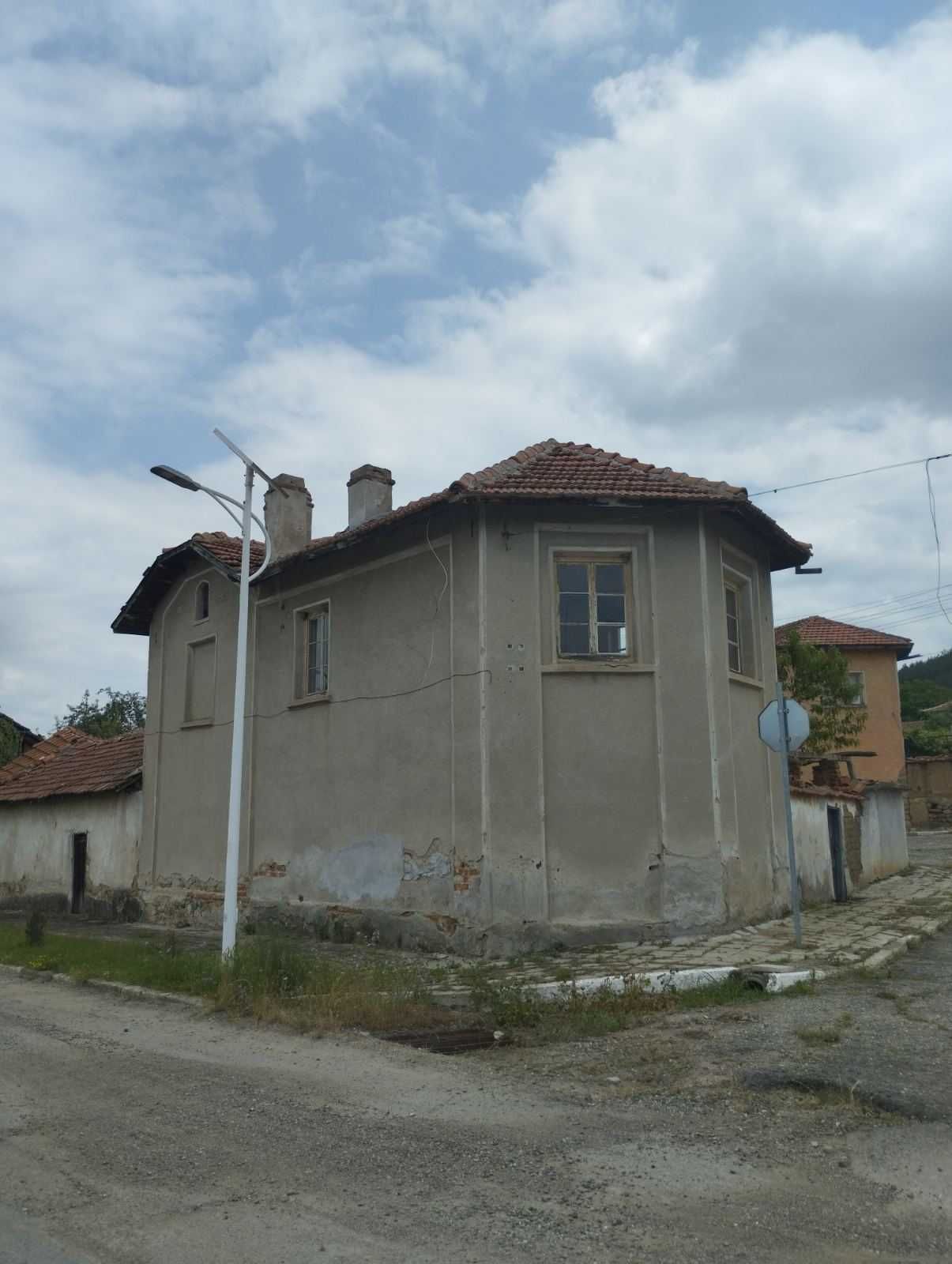 Продавам къща на село