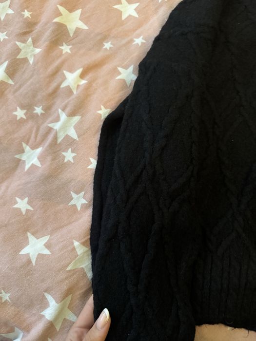 Пуловери бял и черен