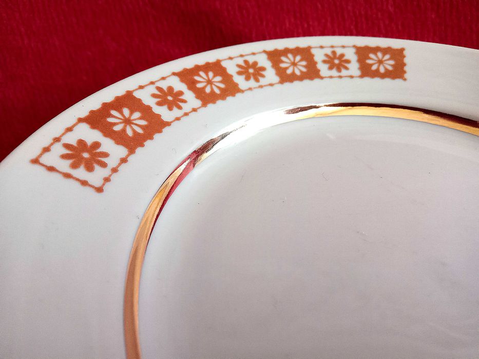 Пълен сервиз за хранене.Руски порцелан.От 12 чинии.