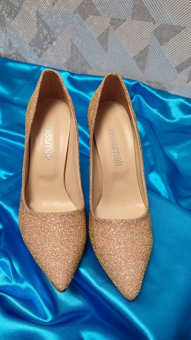 Класически лъскави обувки на ток