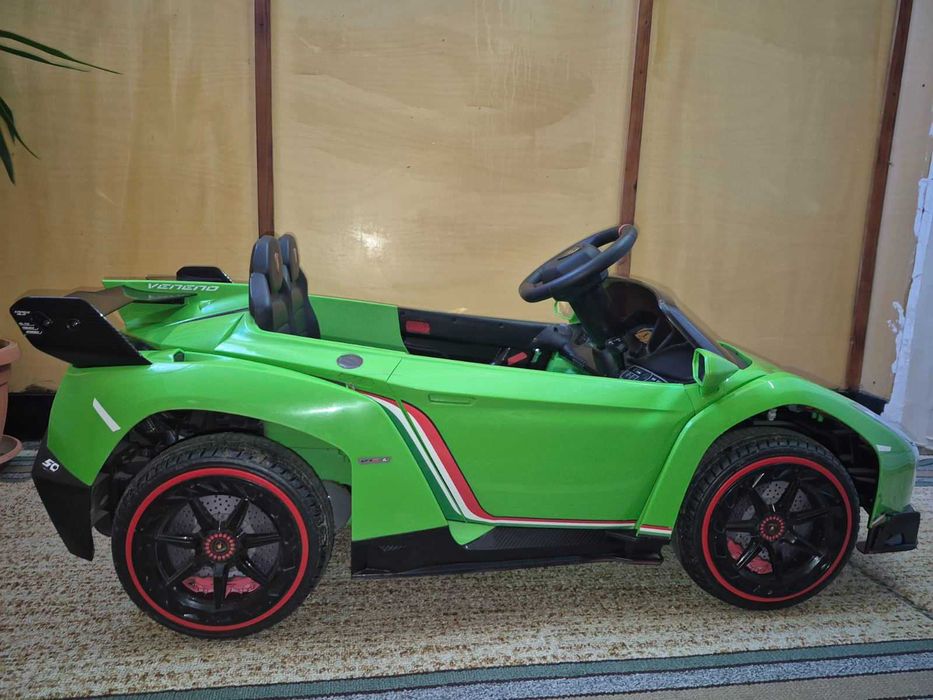 Детска кола с дистанционно управление.