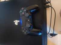 Vând PS4 pro cu o maneta