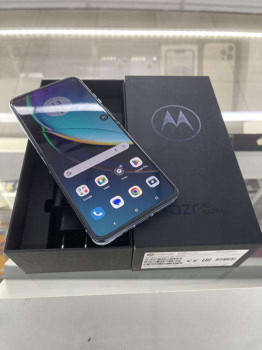 Moto Razl 40 ultra как новый