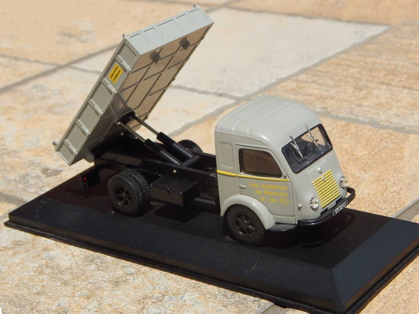 Macheta camion Renault Galion cu bena rabatabila si postament 1:43