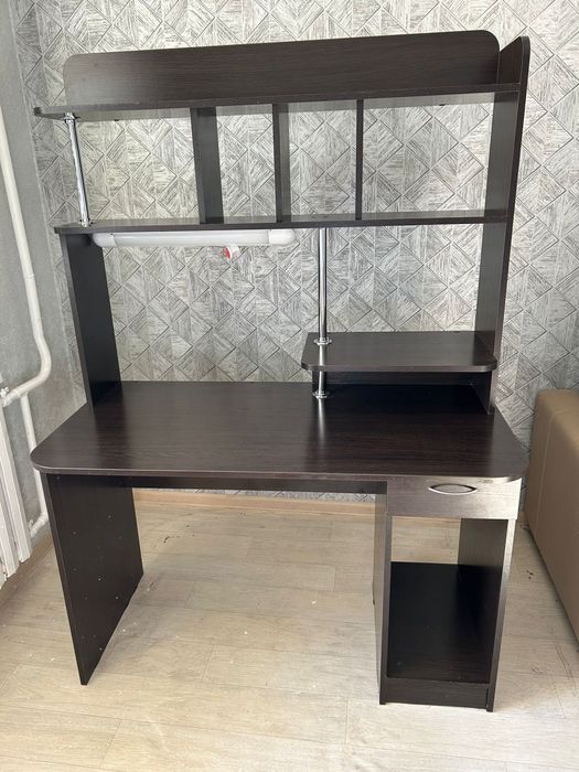 Продам б/у компьютерный стол. Самовывоз!