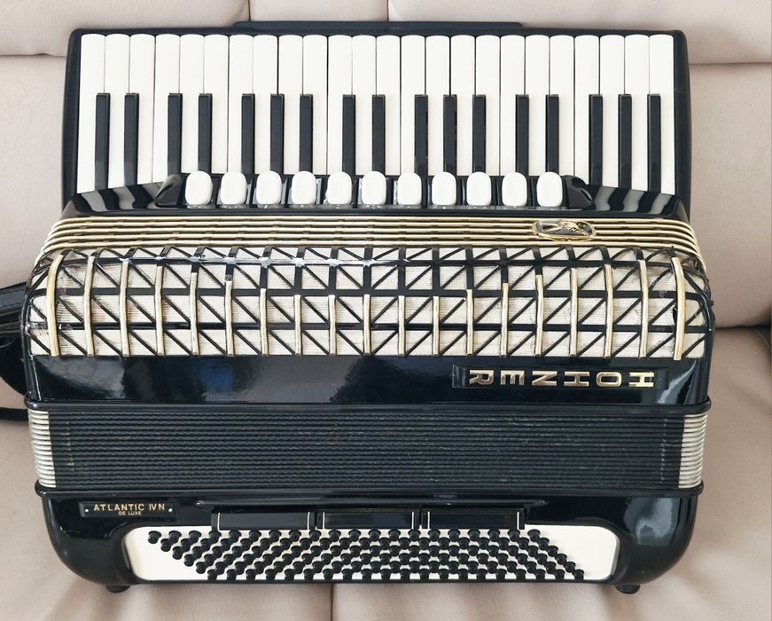 Vând acordeon Hohner Atlantic de Luxe 4 cu 120 basi negru