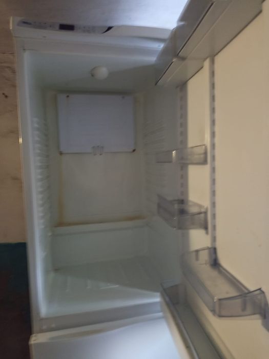 Продам б/у холодильник за 30000 тыс. По всё вопросам звонить.