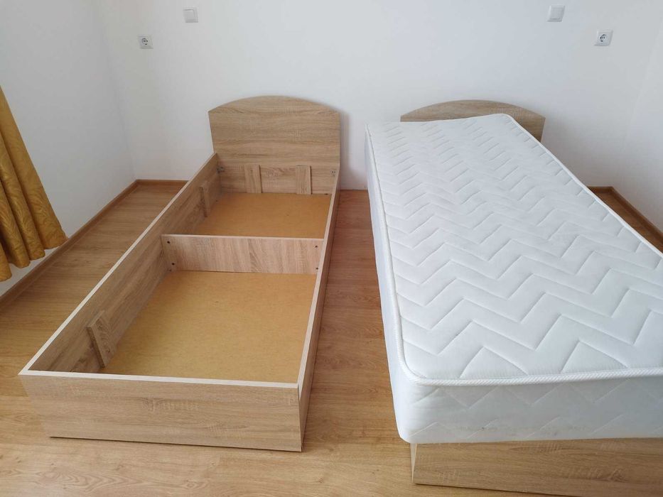 Единични легла с матраци в добро състояние