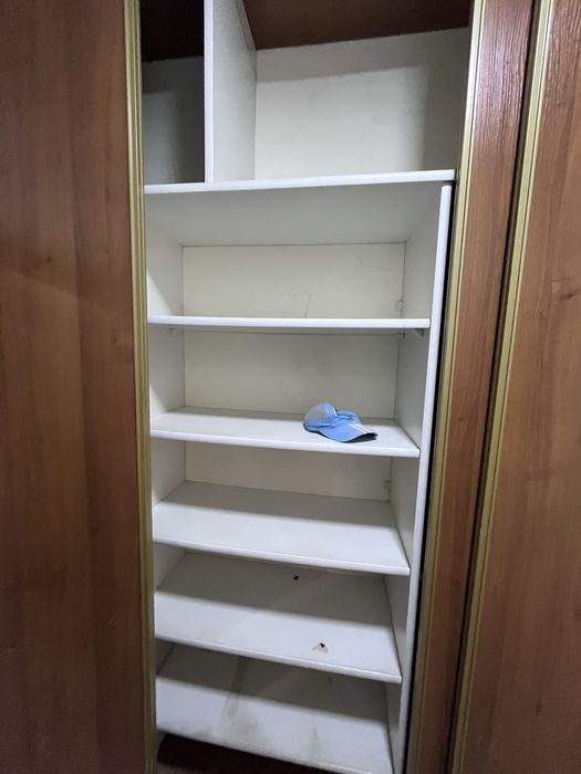 Здравствуйте шкаф большой 25000 тг Двери 4 шт все 15000 самовывоз