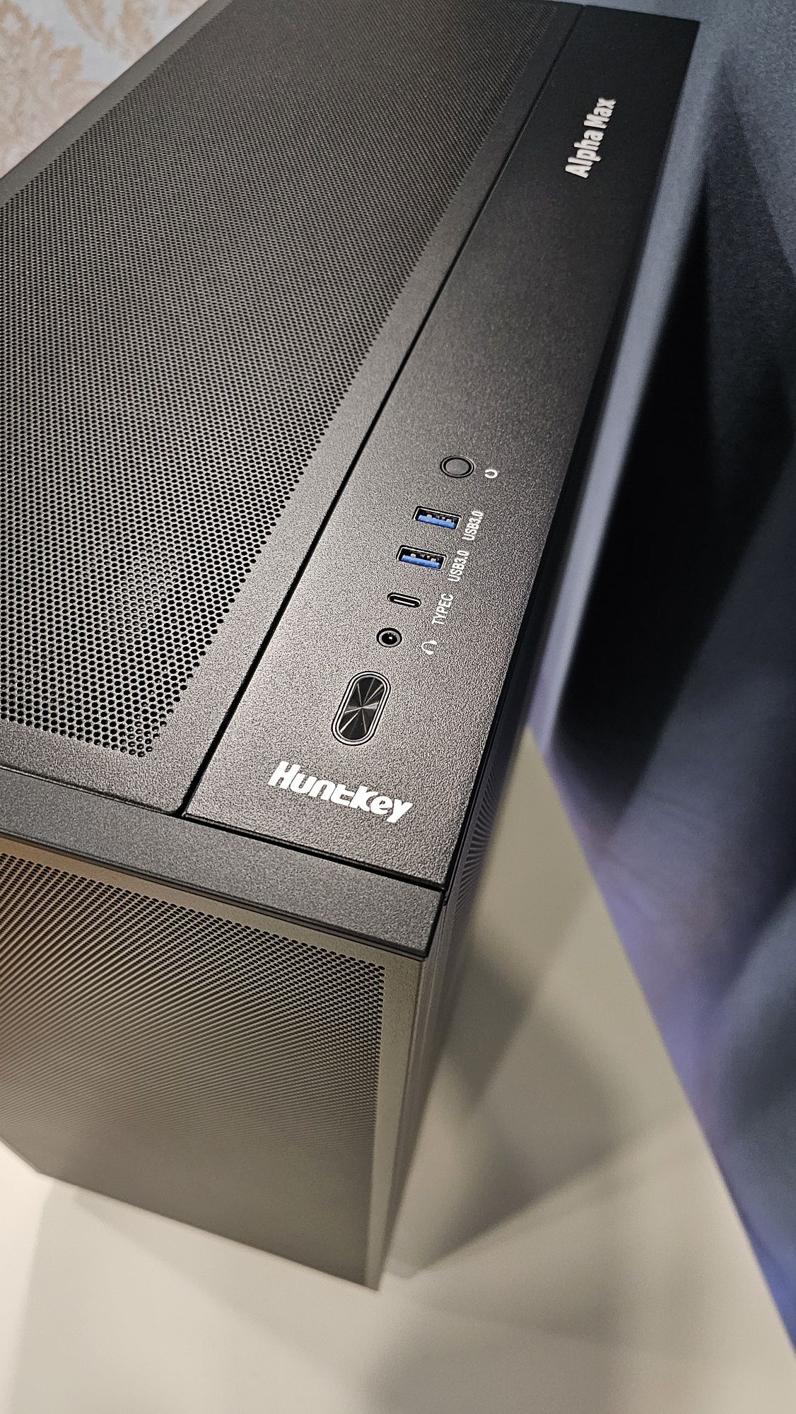 Корпус Huntkey Alpha Max – современный и вместительный!