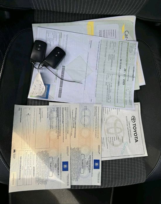 Vand Toyota Auris 1.8 Hybrid usor avariata