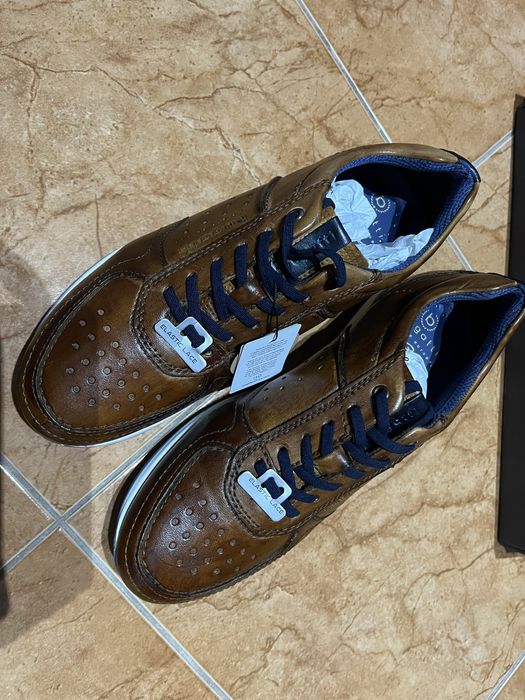 Pantofi noi cu eticheta