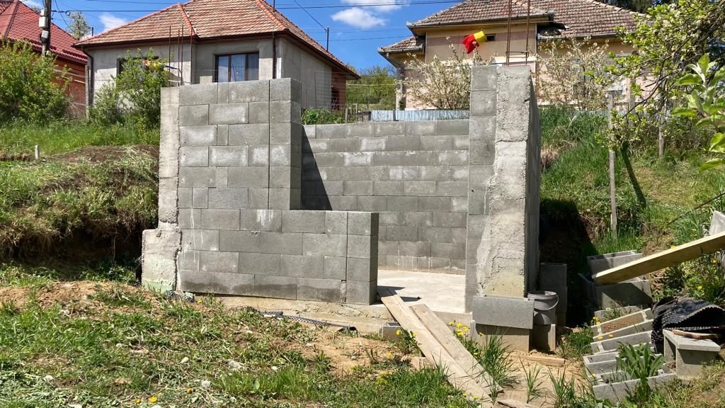 Vând teren + casă și garaj in constructie