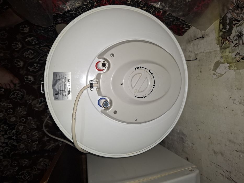Ariston 80 lt 1 yil ishlatgan xolati yangi day turupti 1800