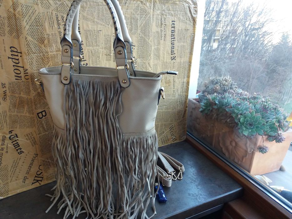 дамска чанта,бежова велурена торба с ресни