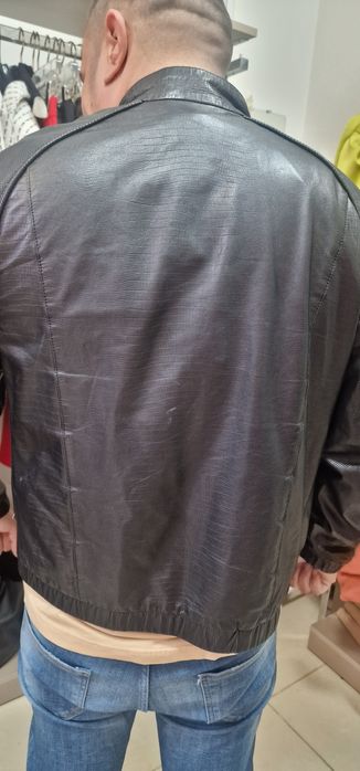 Оригинално кожено яке Armani - черно, с цип и перфорирани ръкави