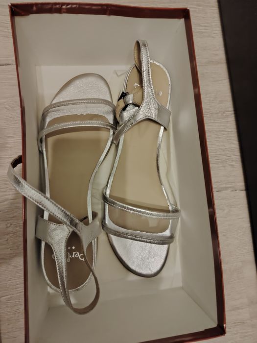 Сребристи сандали