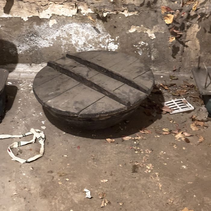 Шкафы кухонные , диван , пылесос моющий , ковры и пуфик