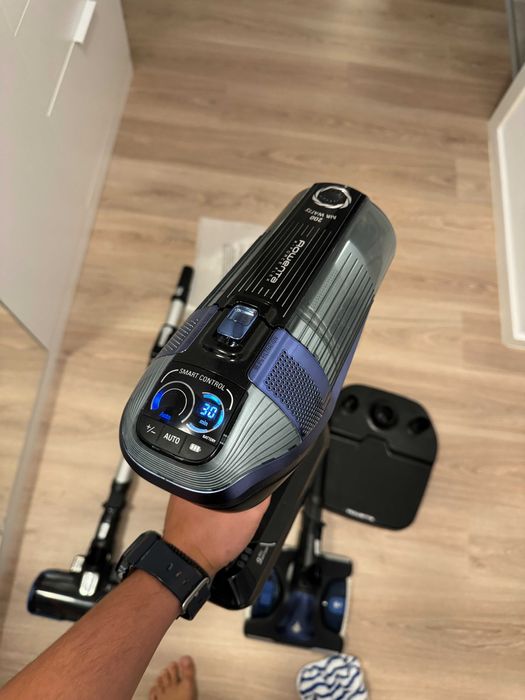 Aspirator vertical fara fir Rowenta, varianta Aqua. Aspira si spala!