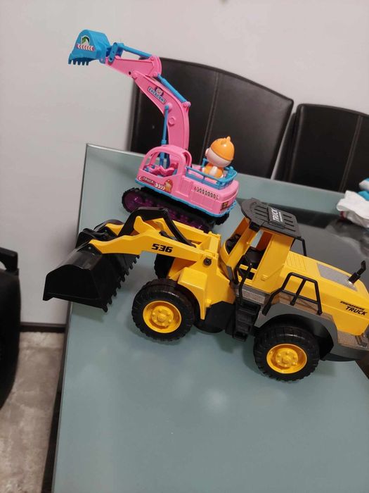 De vânzare 2 escavatoare de jucarie, noi nouțe