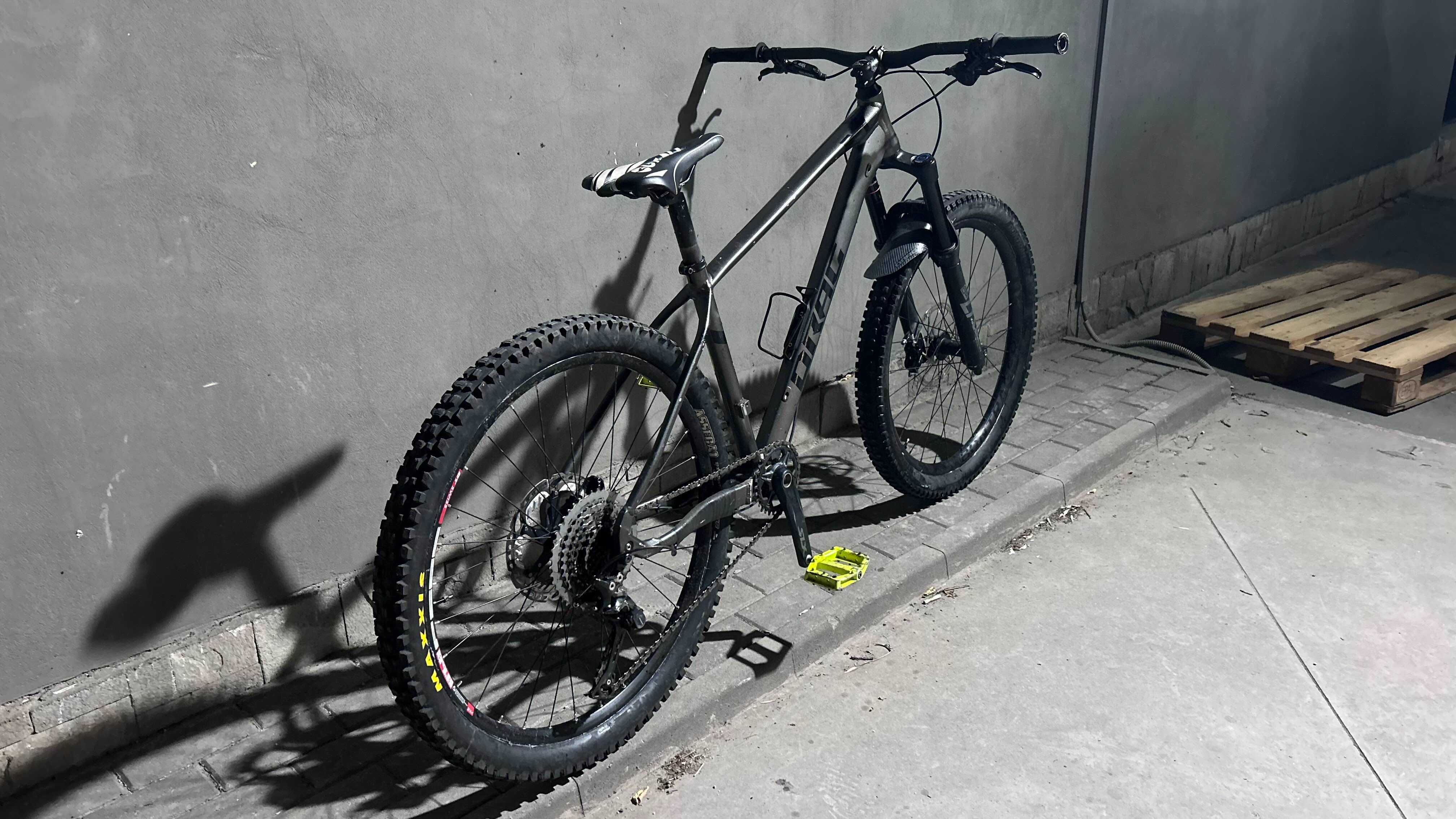 Продавам Drag Shift 27.5 – стегнат и готов за каране!