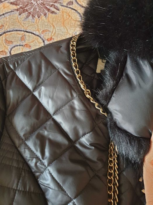 Дамско яке със сваляща се яка.