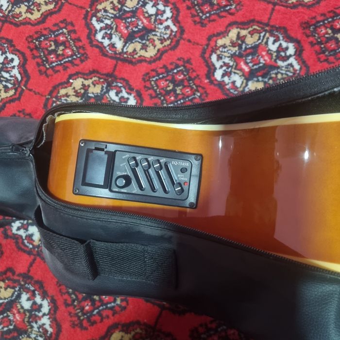 Гитара музыкальная.