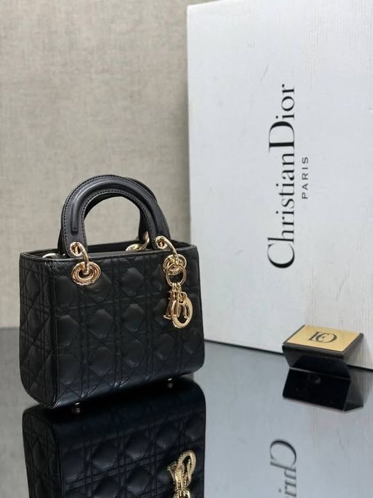 Genti dama, diverse nuanțe,dimensiune medie, accesorii metalice,sacule