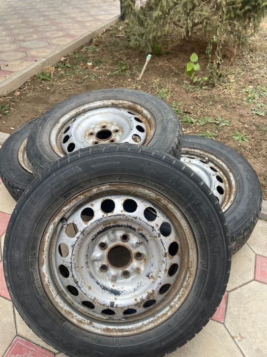 Продам шины с дисками ice blazer 215/60/16