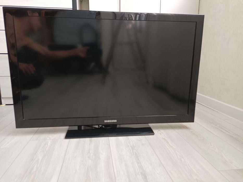 Продае́тся телевизор SAMSUNG 43 диагональ.