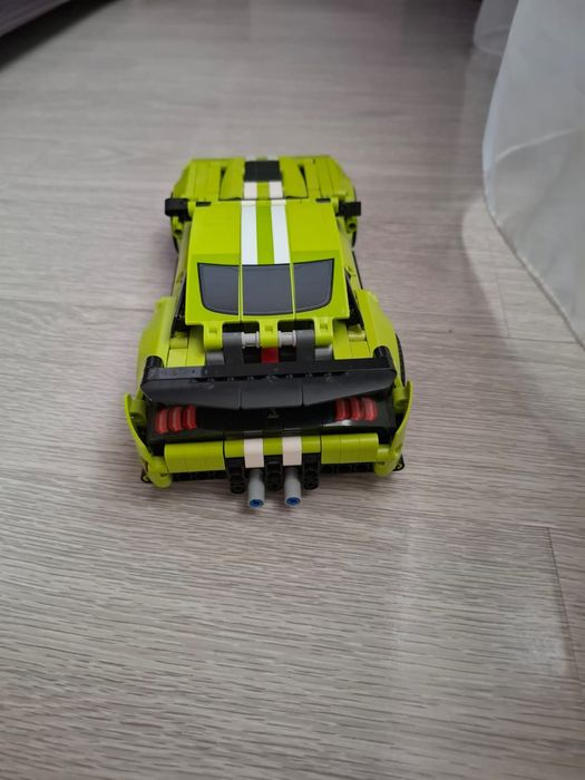 Vând LEGO Ford Mustang Shelby