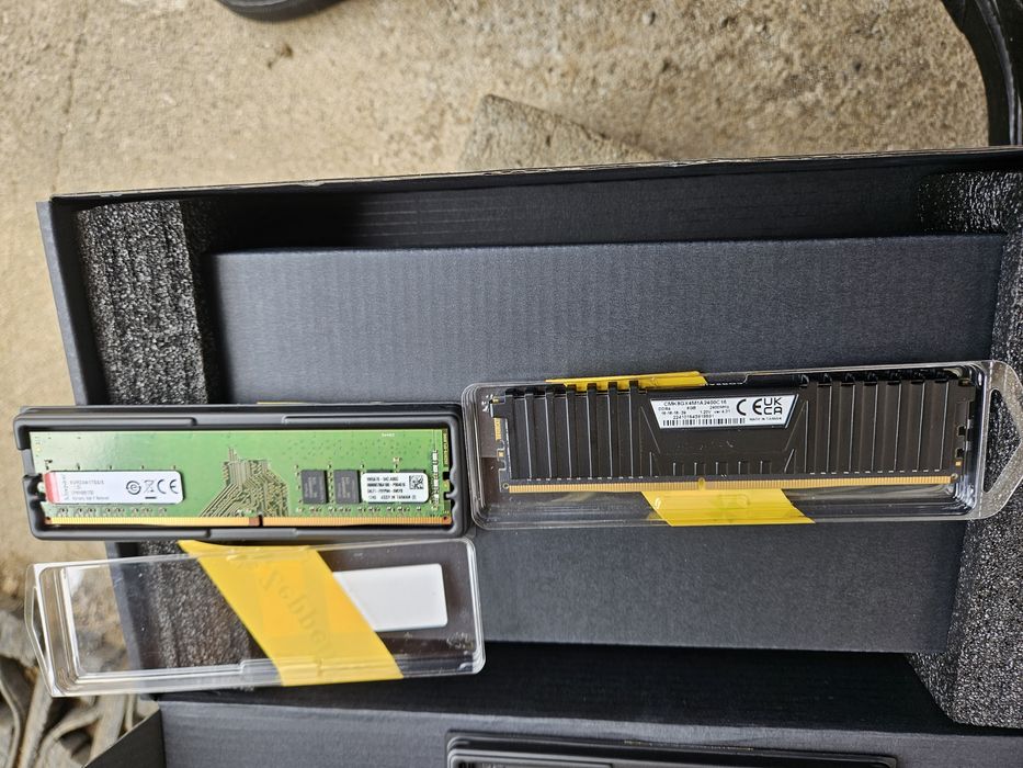 Vând placă video 3060 si două placute de memorie de 8 GB